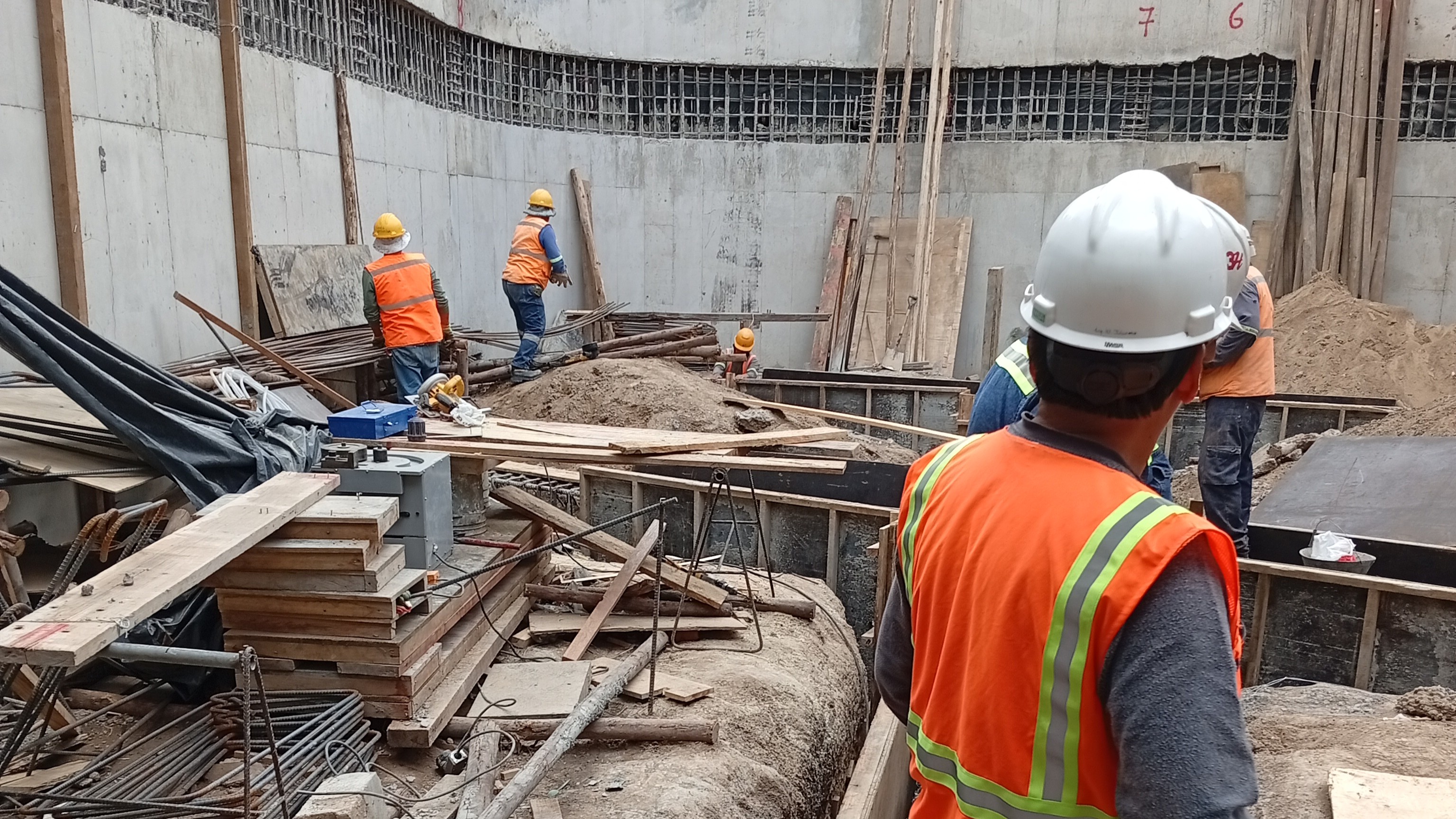 El título dice: Construye tu casa con nosotros, somos especialistas en diseño sismoresistente. Describe que se ofrece servicios de Evaluación Estructural y escaneo de aceros y ampliación, con una imagen de un proyecto realizado en Riobamba. Se ve al Ingeniero Marcelo Sampedro realizando el análisis. Contiene el número de contacto 0992621621, y la dirección Riobamba, Monseñor Alberto Ordoñez y Edelberto Bonilla Oleas para agendar una cita.